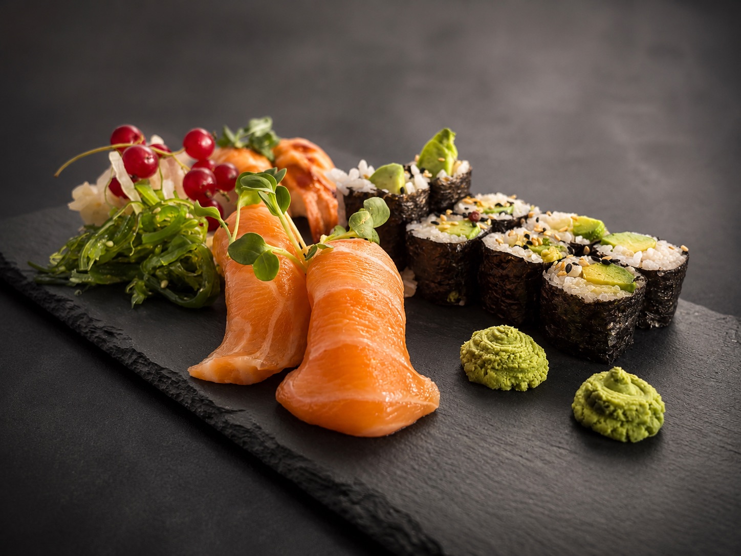 Lachs-Nigiri mit Kresse auf Schieferplatte